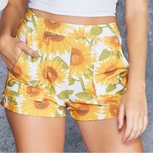 Blackmilk Sunny Days cuffed shorts sz M